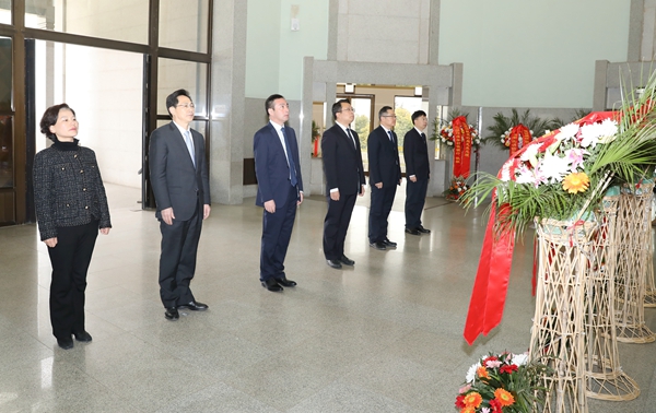 淮安市淮安區四套班子領導向周恩來總理塑像敬獻花籃。李峰攝