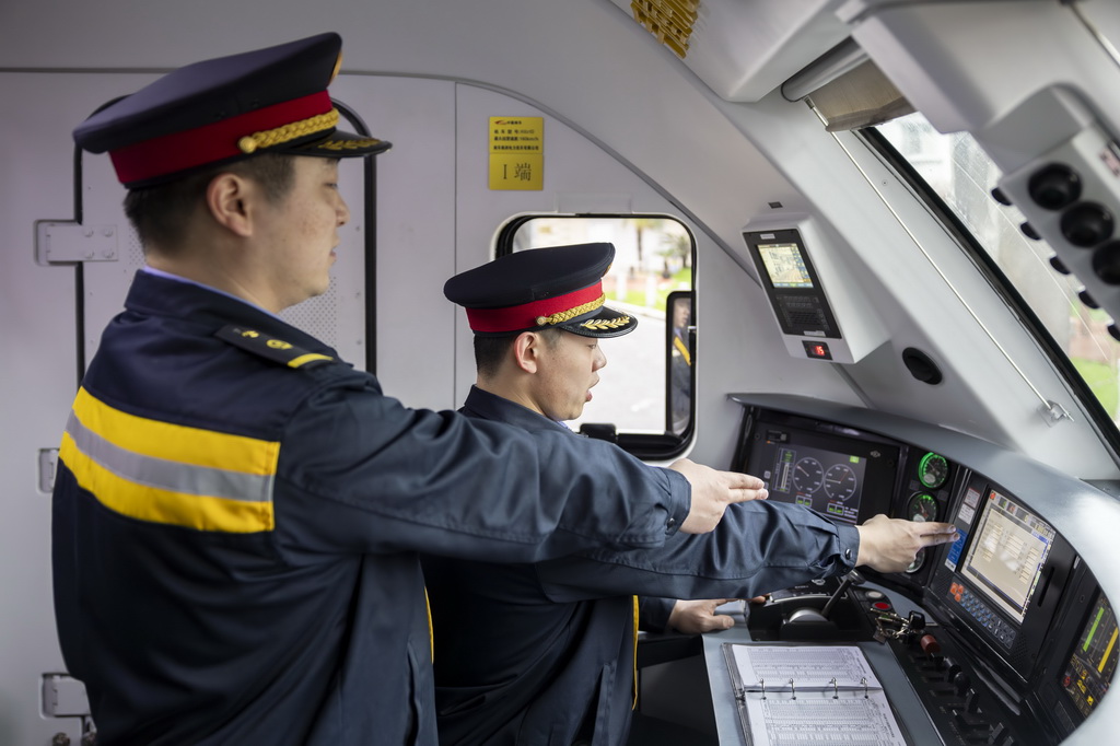 3月4日，“周恩來號”機車司機俞神杰（左）、陳辰（右）在對監控進行確認。