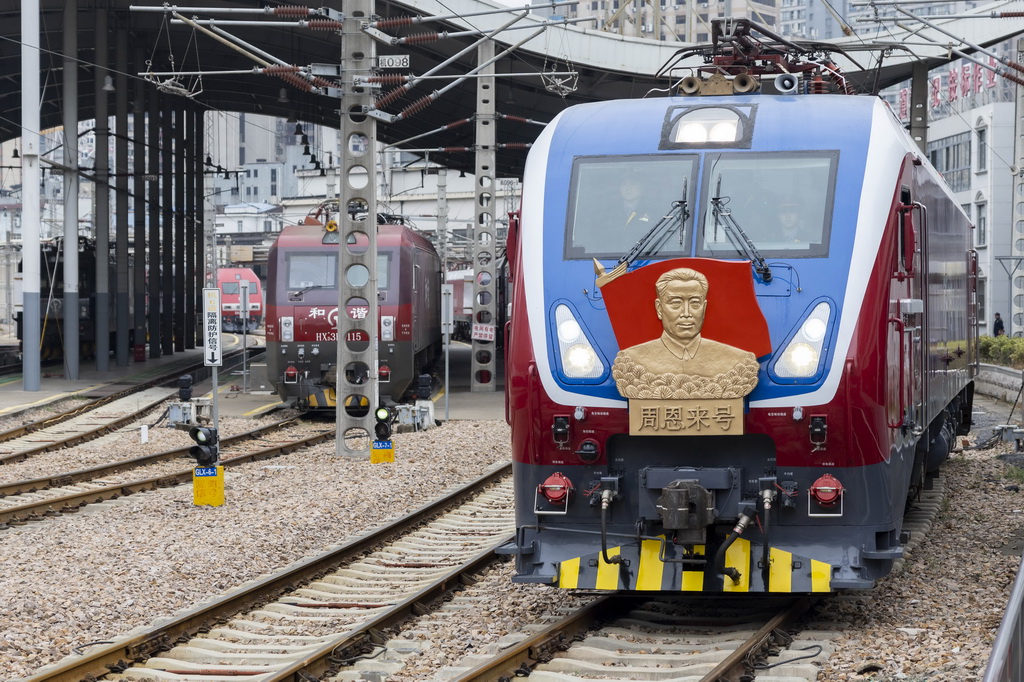 3月4日，“周恩來號”機車駛離上海機輛段。