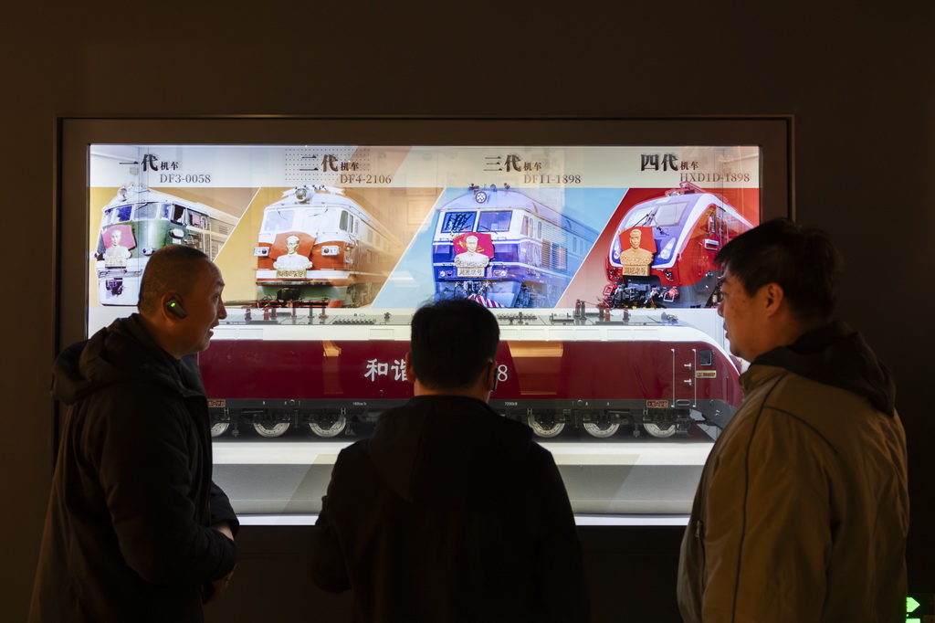 3月4日，觀眾在“周恩來號”機車展室參觀，了解四代機型更迭發展歷程。