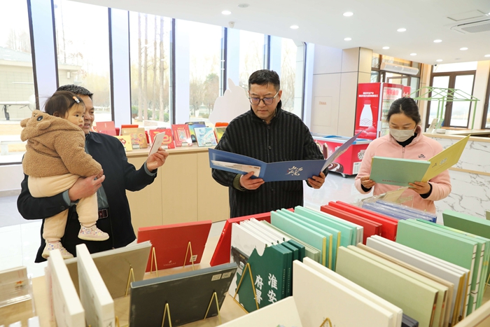 游客在選購郵冊產品。江蘇郵政供圖