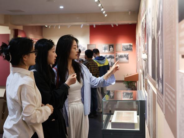 周恩來與抗日民族統一戰線史料展在南京開展